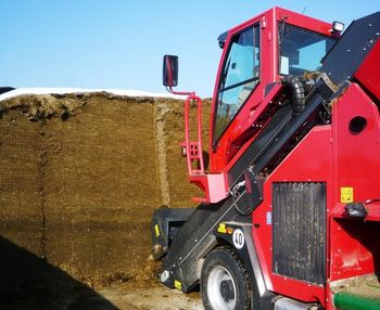 [Translate to Deutsch:] zelfrijdende voermengwagen met snijsysteem