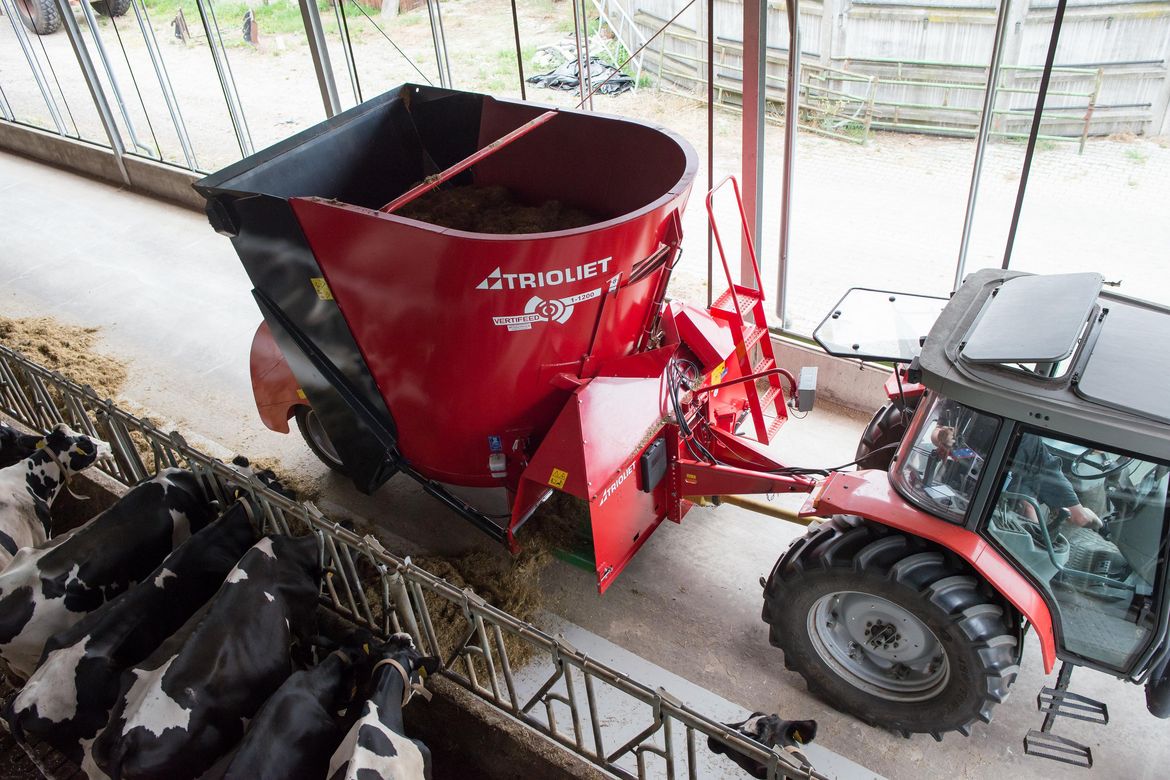 Selbstladender Futtermischwagen Futtermischer Triomix Futterwagen Selbstlader Selbstbefüller Ausdosiersystem Trioliet Vertifeed