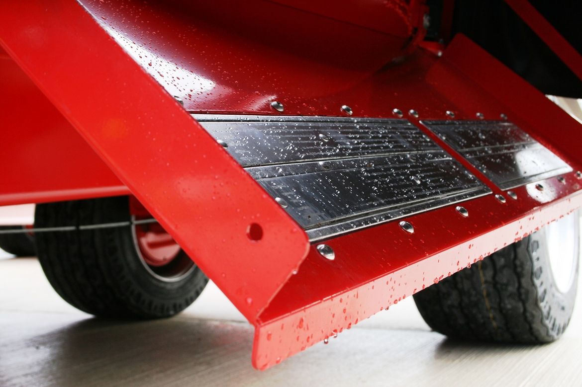 Magnet, scharf, Fremdkörperkrankheit verhindern, Magneten, Schneckenmagneten, Magnet auf Zufuhrband von Futtermischwagen, Futtermischer wie kann ich scharfkantige Gegenstände vermeiden, wie kann ich Fremdkörperkrankheit verhindern, Magnet in Mischwagen, scharfkantige Gegenstände im Futter, Metall im Rinderfutter, Eisenteile im Futter, Metall, Eisen, Futter, Ration, Kühe, wiederkäuen, Pansen, Netzmagen, Fremdkörperkrankheit, Magenperforation, Magenoperation, Käfigmagnet, Magnet, Bauchfellentzündung, Futterbürste, Kuh, Milchviehbetrieb, Nägel im Futter, Magenentzündung bei Kühen 