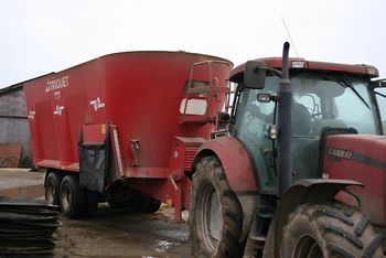 Futtermischwagen mit drei Schnecken