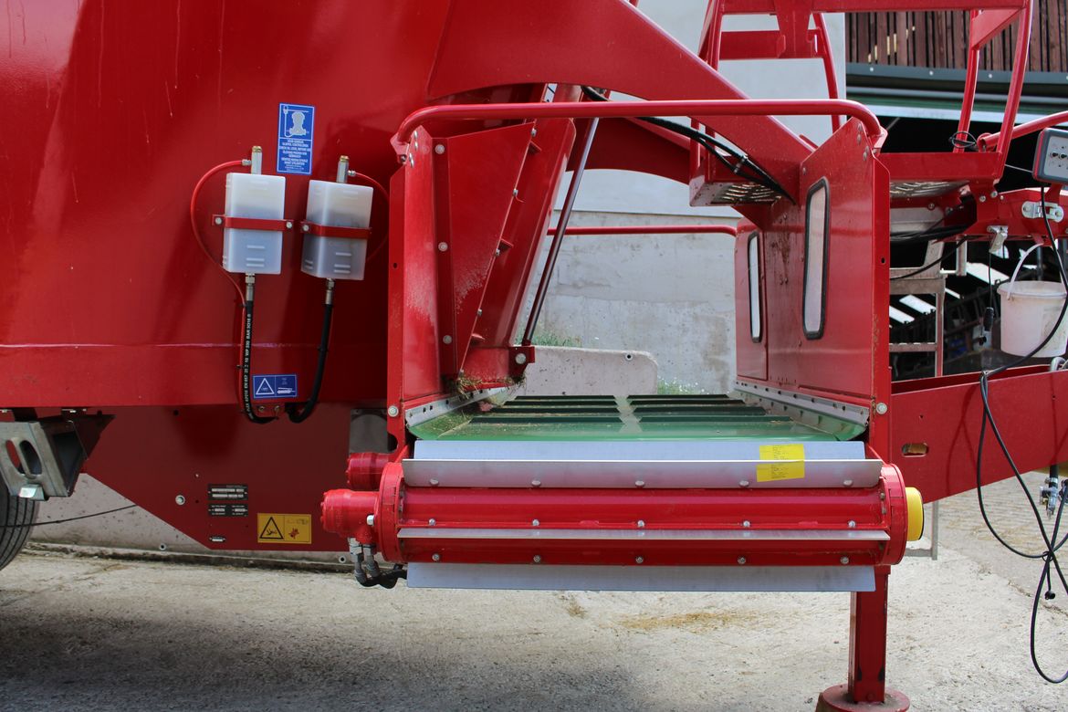 futtermischwagen, Futtermischer, füttern von vieh, kühe, Kuh, einstreuwalze, mischwagen