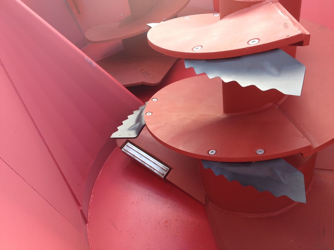 Magnet, scharf, Fremdkörperkrankheit verhindern, Magneten, Schneckenmagneten, Magnet auf Zufuhrband von Futtermischwagen, wie kann ich scharfkantige Gegenstände vermeiden, wie kann ich Fremdkörperkrankheit verhindern, Magnet in Mischwagen, Futtermischer scharfkantige Gegenstände im Futter, Metall im Rinderfutter, Eisenteile im Futter, Metall, Eisen, Futter, Ration, Kühe, wiederkäuen, Pansen, Netzmagen, Fremdkörperkrankheit, Magenperforation, Magenoperation, Käfigmagnet, Magnet, Bauchfellentzündung, Futterbürste, Kuh, Milchviehbetrieb, Nägel im Futter, Magenentzündung bei Kühen 