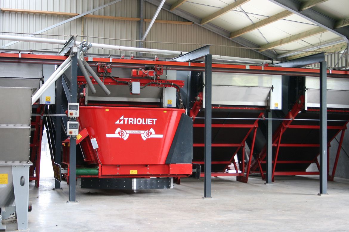 Futterlager Triomatic automatische Fütterungssysteme Futterroboter, Futter-Roboter, fahrender Roboter, automatische Fütterung, Fütterungsroboter, Bodenantrieb Futtermischwagen Futtermischer