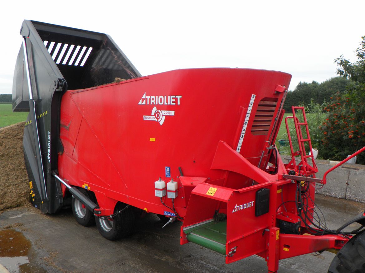 Selbstladender Futtermischwagen Futtermischer  Triomix Futterwagen Selbstlader Selbstbefüller Ausdosiersystem Trioliet