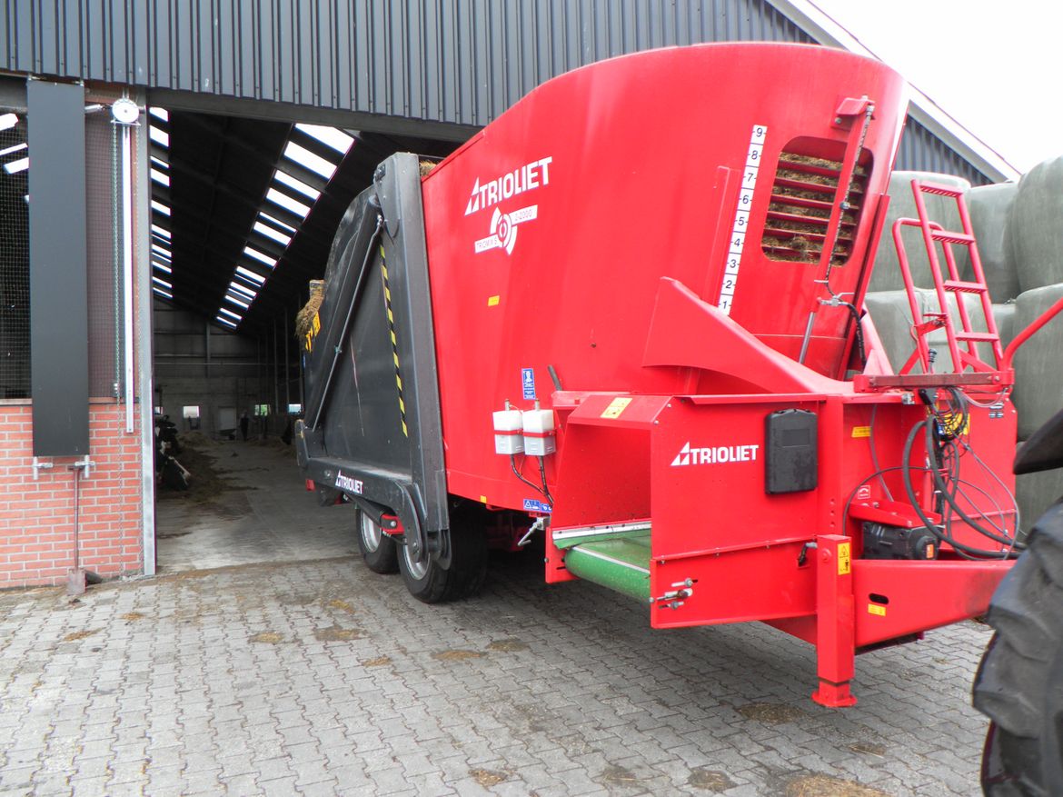 Selbstladender Futtermischwagen Triomix Futtermischer  Futterwagen Selbstlader Selbstbefüller Ausdosiersystem Trioliet