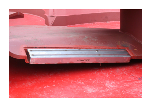 Magnet, scharf, Fremdkörperkrankheit verhindern, Magneten, Schneckenmagneten, Magnet auf Zufuhrband von Futtermischwagen, wie kann ich scharfkantige Gegenstände vermeiden, wie kann ich Fremdkörperkrankheit verhindern, Magnet in Mischwagen, scharfkantige Gegenstände im Futter, Metall im Rinderfutter, Eisenteile im Futter, Metall, Eisen, Futter, Ration, Kühe, wiederkäuen, Pansen, Netzmagen, Fremdkörperkrankheit, Magenperforation, Magenoperation, Käfigmagnet, Magnet, Bauchfellentzündung, Futterbürste, Kuh, Milchviehbetrieb, Nägel im Futter, Magenentzündung bei Kühen 