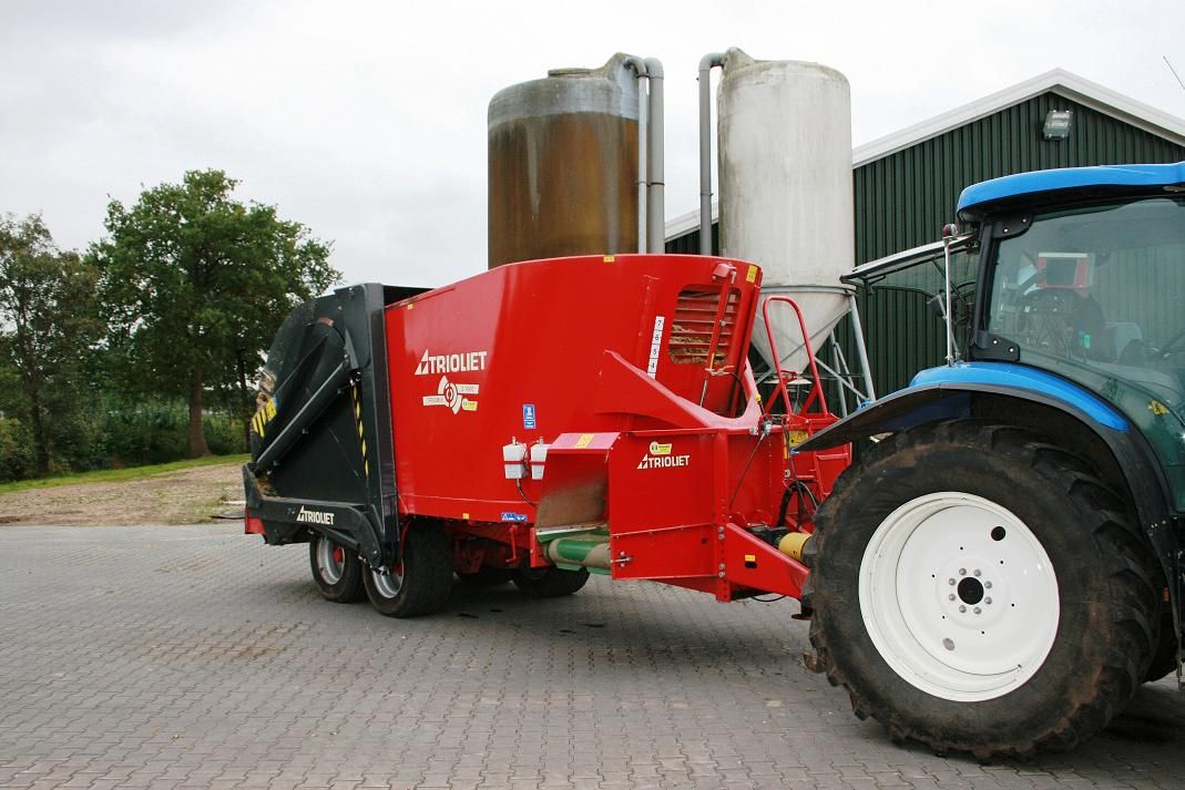 Selbstladender Futtermischwagen Futtermischer Triomix Futterwagen Selbstlader Selbstbefüller Ausdosiersystem Trioliet